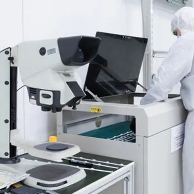 Ultra-high-resolution mass spectrometer analyzing pharmaceutical samples